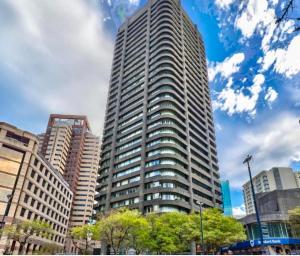 ein hohes Gebäude mit Bäumen davor in der Unterkunft 1728 at One Thibault in Kapstadt