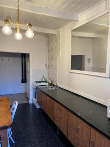 una cucina vuota con un lavandino e uno specchio di Departamento Céntrico 3 a El Bolsón