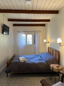 una camera da letto con un letto con asciugamani sopra di Departamento Céntrico 3 a El Bolsón