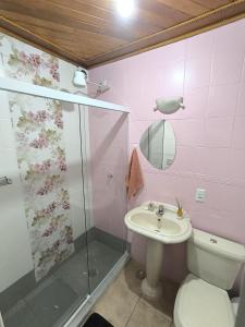 a bathroom with a toilet and a sink and a shower at Uma casinha rosa no Pacaembu in Sao Paulo