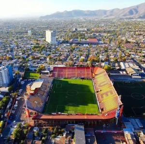 - une vue aérienne sur un terrain de football avec un stade dans l'établissement 13 Apartamento en Santiago en fente al Metro, à Santiago