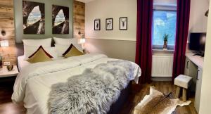 a bedroom with a bed with a furry blanket on it at Luxuriöses, renoviertes Haus mit Garten, Gratis WLAN, Hund willkommen in Zandt