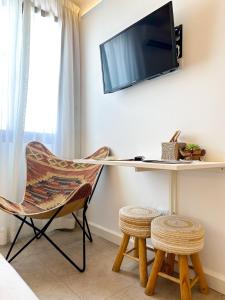 TV a/nebo společenská místnost v ubytování Moona Hostal Altea