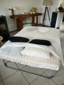 Ένα ή περισσότερα κρεβάτια σε δωμάτιο στο Jolie petite maisonnette