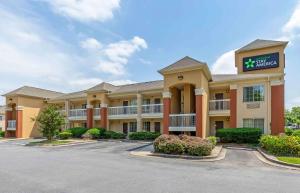 a hotel with a parking lot in front of it at Extended Stay America Select Suites - Baltimore - BWI Airport - International Dr in Linthicum Heights