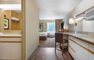Kuchyň nebo kuchyňský kout v ubytování Extended Stay America Suites - Newark - Woodbridge