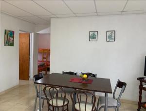 Un comedor con mesa y sillas en Chacra DOS TEROS I y II, en Gualeguay