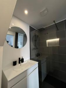a bathroom with a sink and a shower at H I Alojamento in Manteigas