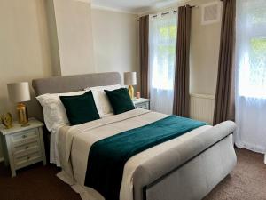 Postel nebo postele na pokoji v ubytování Suspire house Sleeps7-Garden-Bbq-Coastal retreat