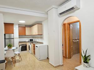 Kuchyň nebo kuchyňský kout v ubytování Bonito apartamento con piscina