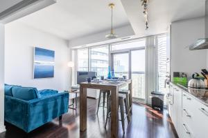 Μια τηλεόραση ή/και κέντρο ψυχαγωγίας στο Delta Suites - In Downtown Toronto, Opposite Scotiabank Arena, CN Tower, Rogers Centre & MTCC +32 φωτογραφίες