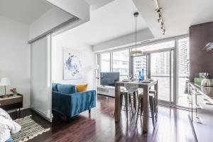 Χώρος καθιστικού στο Delta Suites - In Downtown Toronto, Opposite Scotiabank Arena, CN Tower, Rogers Centre & MTCC