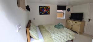 Ένα ή περισσότερα κρεβάτια σε δωμάτιο στο Private Guest Suite in Bletchley, Milton Keynes