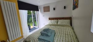 Ένα ή περισσότερα κρεβάτια σε δωμάτιο στο Private Guest Suite in Bletchley, Milton Keynes