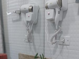 Un par de teléfonos colgados en una pared en BEACH HOUSE ARUANA, en Aracaju