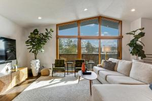 桑迪Mountain views and access! 4BR 3.5BA的带沙发和桌子的客厅