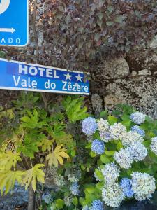 Um jardim no exterior de Vale do Zêzere Hotel
