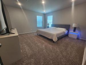 Postel nebo postele na pokoji v ubytování Spacious Retreat 5 Min from Lake Conroe