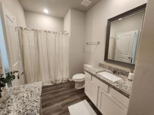 Koupelna v ubytování Spacious Retreat 5 Min from Lake Conroe + 17 fotografií