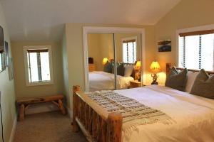 En eller flere senge i et værelse på 3 bedrooms house in tranquil Bass Lake with AC WiFi Enjoy relaxation