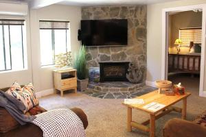 Et tv og/eller underholdning på 3 bedrooms house in tranquil Bass Lake with AC WiFi Enjoy relaxation