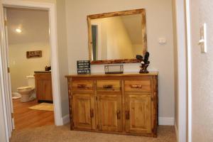 Et badeværelse på 3 bedrooms house in tranquil Bass Lake with AC WiFi Enjoy relaxation + 26 billeder