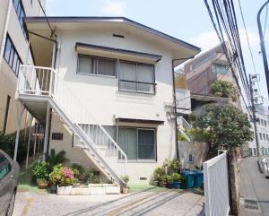 a white house with a staircase on it at 夢の舎代々木 Yumenoya Yoyogi in Tokyo