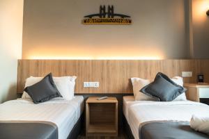 Postel nebo postele na pokoji v ubytování DJ Citi Plaza Hotel & Suites