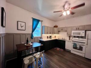 eine Küche mit weißen Geräten und einem Deckenventilator in der Unterkunft Relaxing Townhouse Downtown Dubuque in Dubuque