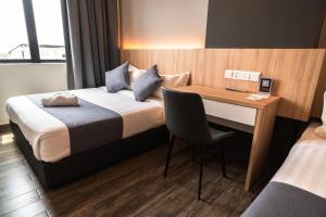 Postel nebo postele na pokoji v ubytování DJ Citi Plaza Hotel & Suites