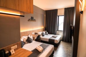 Postel nebo postele na pokoji v ubytování DJ Citi Plaza Hotel & Suites