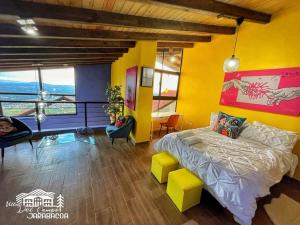 Un dormitorio con una cama y una pared amarilla. en Villa jamás, en Jarabacoa