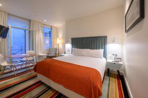 Giường trong phòng chung tại Hotel DeBrett