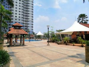 a large courtyard with a pavilion and a building at SS GREY HOMESTAY Pelangi Utama in Petaling Jaya