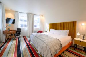 Giường trong phòng chung tại Hotel DeBrett