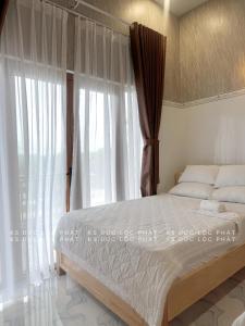 Giường trong phòng chung tại Khách sạn Đức Lộc Phát