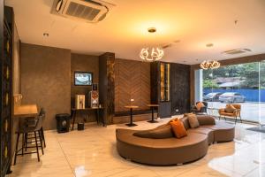 クアラ・トレンガヌにあるDJ Citi Plaza Hotel & Suitesのソファとテーブルのあるリビングルーム