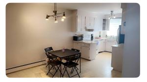 Η κουζίνα ή μικρή κουζίνα στο Montreal One-Bedroom Apartment Number3 with shared-bathroom and shared kitchen