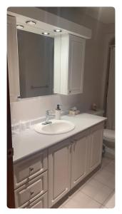 Ένα μπάνιο στο Montreal One-Bedroom Apartment Number3 with shared-bathroom and shared kitchen