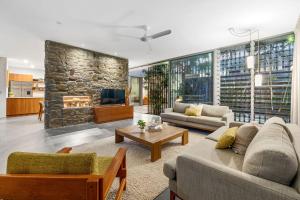 Hikari House في كينغسكليف: غرفة معيشة مع أريكة ومدفأة