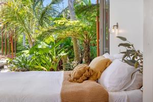 Hikari House في كينغسكليف: دمية دب محشوة ملقاة على رأس سرير +34 صورة