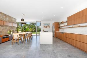 Hikari House في كينغسكليف: مطبخ وغرفة طعام مع طاولة وكراسي