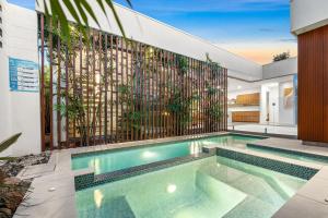 Hikari House في كينغسكليف: مسبح في بيت فيه سياج