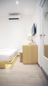 Un televizor și/sau centru de divertisment la Vivids Hotel +31 fotografii