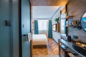 Kuchyň nebo kuchyňský kout v ubytování Qiu Guo Hotel Xidan Financial Street Beijing