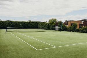 Tenis a/nebo squash v ubytování Pool & Tennis Court - Pinot Grove nebo okolí