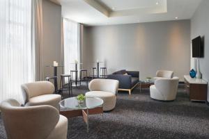 Posezení v ubytování Courtyard by Marriott Calgary Airport