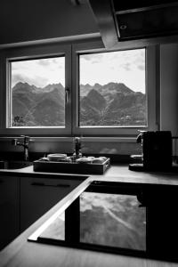 Vista generica sulle montagne o vista sulle montagne dall'interno dell'appartamento