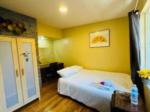 Tempat tidur dalam kamar di Cozy House Nested Around Trees Ｃ