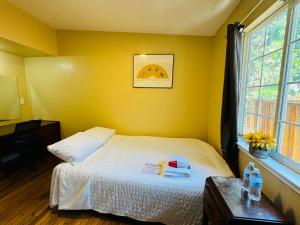 Tempat tidur dalam kamar di Cozy House Nested Around Trees Ｃ